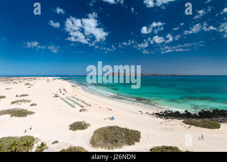 Luftaufnahme von Corralejo Strand und Dünen mit türkisfarbenem Wasser in Fuerteventura, Spanien mit Isla de Lobos und Lanzarote im Hintergrund. Stockfoto