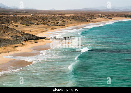 Der Strand Playa del Aljibe De La Cueva in der Nähe von El Cotillo in Fuerteventura, Spanien mit hohen Wellen. Stockfoto