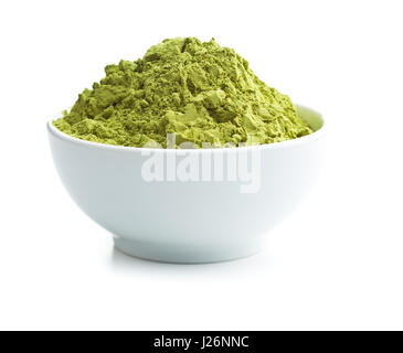 Grünen Matcha Teepulver in Schüssel isoliert auf weißem Hintergrund. Stockfoto