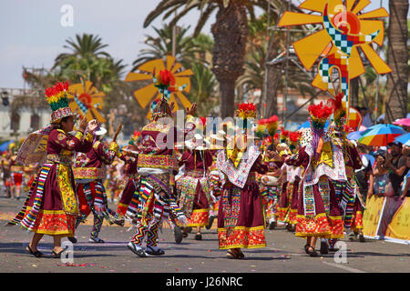 Tinkus-Tänzer in prunkvollen Kostümen, die Durchführung während einer street Parade auf der jährlichen Carnaval Andino con la Fuerza del Sol in Arica, Nordchile. Stockfoto