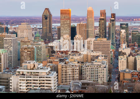 Montreal, Kanada - 24. April 2017: Montreal Skyline bei Sonnenuntergang von Kondiaronk Belvedere Stockfoto