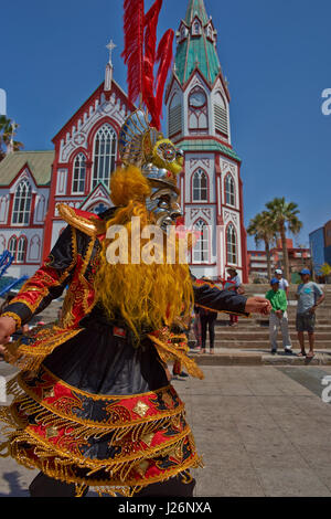 Maskierte Morenada Tänzerin verkleidet in einem reich verzierten Kostüm während einem Straßenumzug beim jährlichen Anden-Karneval in Arica, Chile Stockfoto