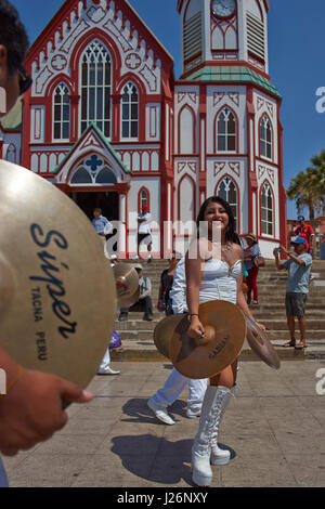 Band der Tanzgruppe Morenada während einem Straßenumzug beim jährlichen Anden-Karneval in Arica, Chile Stockfoto