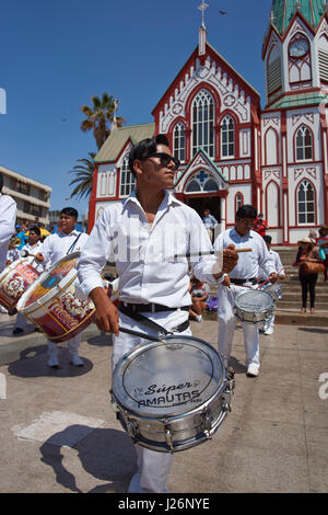 Band der Tanzgruppe Morenada während einem Straßenumzug beim jährlichen Anden-Karneval in Arica, Chile Stockfoto