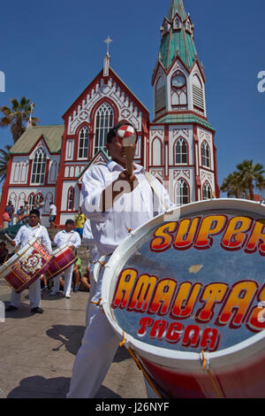 Band der Tanzgruppe Morenada während einem Straßenumzug beim jährlichen Anden-Karneval in Arica, Chile Stockfoto