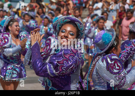 Weibliche Mitglieder der einen Caporales tanzen Gruppe in prunkvollen Kostümen, die Durchführung auf dem jährlichen Carnaval Andino Con la Fuerza del Sol in Arica, Chile. Stockfoto