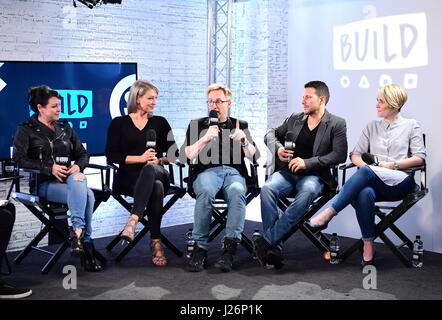 (links nach rechts) Lisa Scott-Lee, Faye Tozer, Ian H Watkins, Lee Evans-Latchford und Claire Richards Schritte bei einem BUILD Serie LDN Event Capper Street Studio in London. Stockfoto