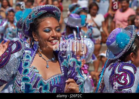 Weibliche Mitglieder der einen Caporales tanzen Gruppe in prunkvollen Kostümen, die Durchführung auf dem jährlichen Carnaval Andino Con la Fuerza del Sol in Arica, Chile. Stockfoto