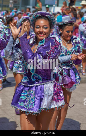 Weibliche Mitglieder der einen Caporales tanzen Gruppe in prunkvollen Kostümen, die Durchführung auf dem jährlichen Carnaval Andino Con la Fuerza del Sol in Arica, Chile. Stockfoto