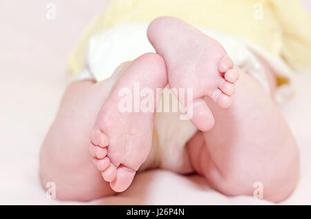 Kleine Füße auf der Decke, close-up. Stockfoto