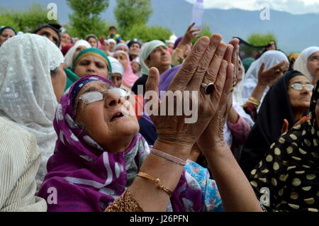 Srinagar, Indien. 25. April 2017. Ein älterer Kashmiri muslimische Frauen Verehrer betet, wie ein Hauptpriester eine heilige Reliquie zeigt vermutlich das Haar aus dem Bart des Propheten Mohammad, auf miʿrādsch-u-Alam am Hazratbal Schrein am Stadtrand von Srinagar, Indien, Dienstag, 25. April 2017. Miʿrādsch-u-Alam wird geglaubt, um die Himmelfahrt des Propheten Mohammad markieren. Bildnachweis: Zahid Bhat/Pacific Press/Alamy Live-Nachrichten Stockfoto