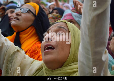 Srinagar, Indien. 25. April 2017. Kashmiri muslimische Frauen Verehrer betet wie ein Hauptpriester eine heilige Reliquie, geglaubt, um das Haar aus dem Bart des Propheten Mohammad, auf miʿrādsch-u-Alam am Hazratbal Schrein am Stadtrand von Srinagar, Indien, Dienstag, 25. April 2017 zeigt. Miʿrādsch-u-Alam wird geglaubt, um die Himmelfahrt des Propheten Mohammad markieren. Bildnachweis: Zahid Bhat/Pacific Press/Alamy Live-Nachrichten Stockfoto