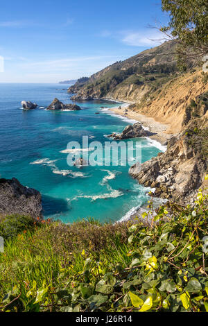 Vertikales Bild der kalifornischen Küste im Julia Pfeiffer Burns State Park, Big Sur, Kalifornien. Stockfoto