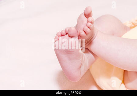 Beinchen auf der Decke Stockfoto