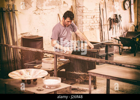 Insel Murano, Italien - 23. April 2017: Glasbläserei Handwerker bei der Arbeit in einer Kristall-Glas-Werkstatt in Insel Murano, Venedig. Murano Glasmacher verwenden Sie die s Stockfoto