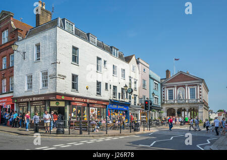 Windsor, Berkshire, Vereinigtes Königreich, England von der High Street und der Windsor Guildhall anzeigen Stockfoto