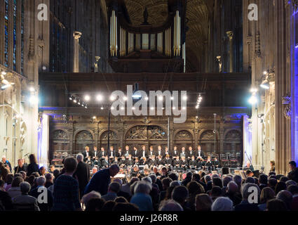 Kings College Chapel in Cambridge UK - ein Chor singt im Innenraum, Cambridge England UK Stockfoto