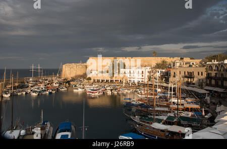 Hafen mit luxuriösen Reiseyachten und Booten bei Sonnenuntergang im Hafen von Kyrenia in Zypern Stockfoto