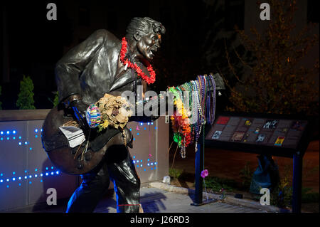 Blumen, Notizen und Halsketten schmücken die Statue des Rock and Roll Hall of Fame-Musikers Chuck Berry nach seinem Tod 2017. Stockfoto