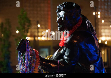 Blumen, Notizen und Halsketten schmücken die Statue des Rock and Roll Hall of Fame-Musikers Chuck Berry nach seinem Tod 2017. Stockfoto