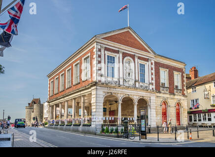 United Kingdom, England, Berhshire, Windsor, Aussicht auf Windsor Guildhall von High Street Stockfoto