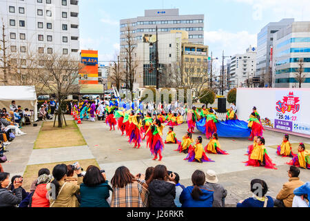 Kumamoto, Japan Hinokuni Yosakoi Festival. Kinder Mädchen-Tanz-Team, alle gekleidet als Feen in roten abgezogenen Kostüme, Tanz in der Stadt. Stockfoto