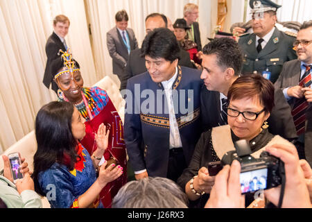 New York, USA. 25. April 2017. In Verbindung mit einem United Nation Generalversammlung einberufen, um des 10. Jahrestages der Erklärung der Vereinten Nationen über die Rechte der indigenen Völker beteiligt Boliviens Präsident Evo Morales ein Fototermin mit Auftraggebern aus dem UN-Permanent Forum on Indigenous Issues. Bildnachweis: Albin Lohr-Jones/Pacific Press/Alamy Live-Nachrichten Stockfoto