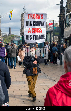 Eine Straße Prediger Spaziergänge entlang der Princes Street in Edinburgh, Scotland, UK Stockfoto