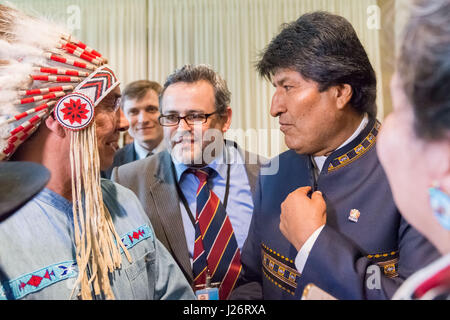 New York, USA. 25. April 2017. In Verbindung mit einem United Nation Generalversammlung einberufen, um des 10. Jahrestages der Erklärung der Vereinten Nationen über die Rechte der indigenen Völker beteiligt Boliviens Präsident Evo Morales ein Fototermin mit Auftraggebern aus dem UN-Permanent Forum on Indigenous Issues. Bildnachweis: Albin Lohr-Jones/Pacific Press/Alamy Live-Nachrichten Stockfoto