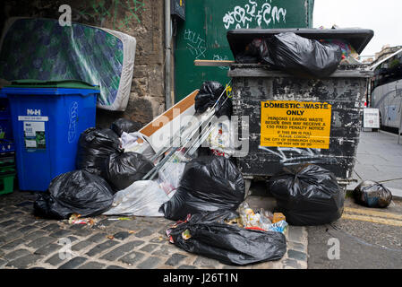 Müll erhalten Taschen links neben einem Lagerplatz hat ein Zeichen, das liest, Personen verlassen Abfall neben Mülltonnen eine £50 feste Strafe Mitteilung. Stockfoto