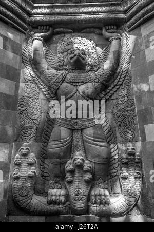 Stone sehnte Garuda von vier steinernen Gesichtern des Bodhisattva Lokeshvara überragt. Mendut buddhistisches Kloster. Mungkid Stadt, Zentral-Java, Indonesien. Stockfoto