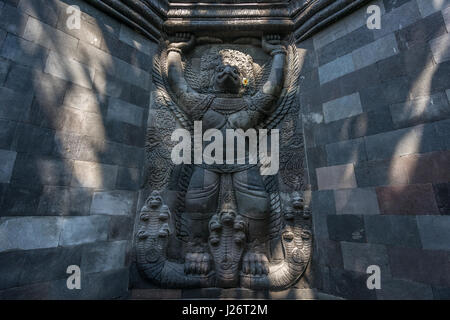 Stone sehnte Garuda von vier steinernen Gesichtern des Bodhisattva Lokeshvara überragt. Mendut buddhistisches Kloster. Mungkid Stadt, Zentral-Java, Indonesien. Stockfoto