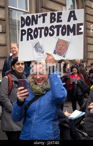 Teilnehmer am Marsch für Science Rallye statt in Edinburgh am 22. April 2017 als Teil der weltweiten Protest gegen Kürzungen der Finanzierung der Wissenschaft. Stockfoto