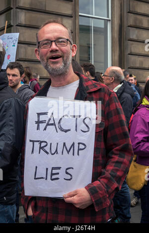 Teilnehmer am Marsch für Science Rallye statt in Edinburgh am 22. April 2017 als Teil der weltweiten Protest gegen Kürzungen der Finanzierung der Wissenschaft. Stockfoto