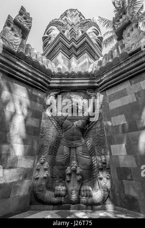 Stone sehnte Garuda von vier steinernen Gesichtern des Bodhisattva Lokeshvara überragt. Mendut buddhistisches Kloster. Mungkid Stadt, Zentral-Java, Indonesien. Stockfoto