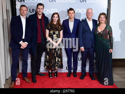 Zygi Kamasa, Michael Epp, Georgie Townsley, Orlando Bloom, Michael Apted und Claudia Bluemhuber Teilnahme an der Premiere von entsperrt statt im kann Fair Hotel, London. PRESSEVERBAND Foto. Bild Datum: Dienstag, 25. April 2017. Vgl. PA Geschichte SHOWBIZ freigeschaltet. Bildnachweis sollte lauten: Ian West/PA Wire Stockfoto