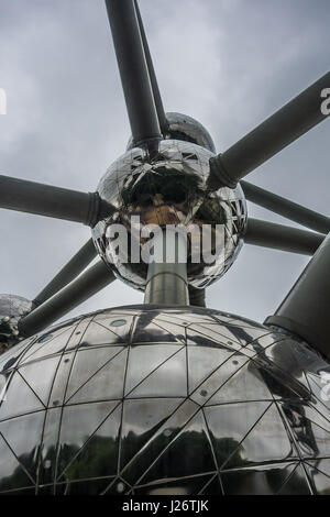 View from below das Atomium in Brüssel bei schlechtem Wetter Stockfoto