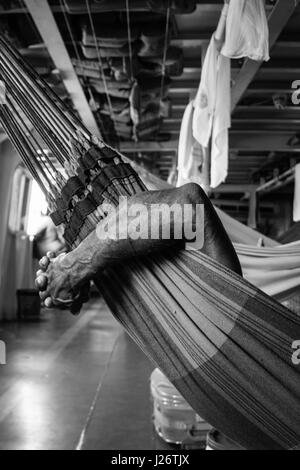 Man ruht in Hängematte beim gehen auf dem Amazonas-Fluss, in Brasilien, mit eine Fähre. Stockfoto