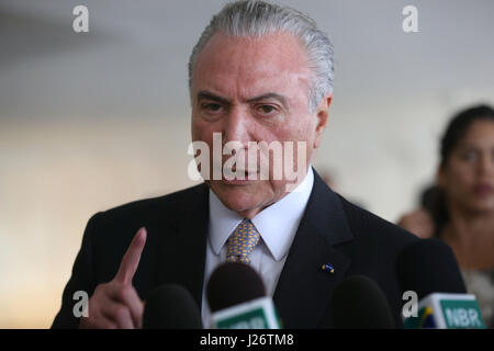 Interm brasilianische Präsident Michel Temer während einer Pressekonferenz im Planalto Palace 20. April 2017 in Brasilia, Brasilien. Temel ist eine ehemalige Bau Exekutive in einem Deal, ein $ 40 Millionen Schmiergeld zu seiner politischen Partei Trichter beschuldigt worden. Stockfoto