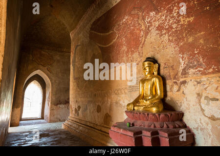 Goldene Buddha-Statue und big Buddha Wandbild im Sulamani Tempel in Bagan, Myanmar (Burma). Stockfoto