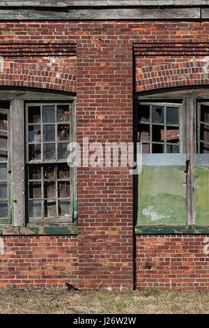 Details zu den zerbrochenen Fenstern auf einem verlassenen Gebäude in Fort Hancock bei Sandy Hook Gateway National Recreation Area in New Jersey Stockfoto