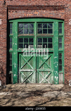 Details zu einer alten Tür auf einem verlassenen Gebäude in Fort Hancock bei Sandy Hook Gateway National Recreation Area in New Jersey Stockfoto
