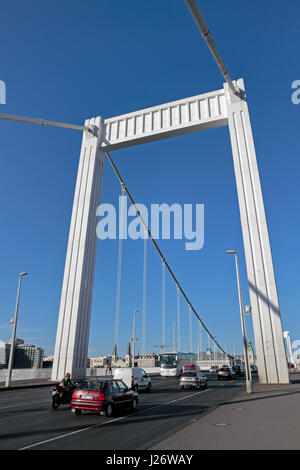 Verkehr auf der Elisabethbrücke (Erzsebet versteckte), Budapest, Ungarn. Stockfoto