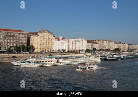 Flusskreuzfahrt Boote vertäut an der Donau in Budapest, Ungarn. Stockfoto