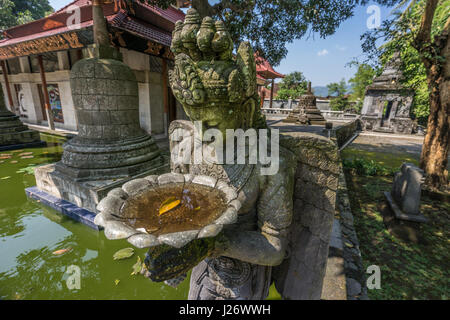 Geflügelten Stein Skulptur in Mendut buddhistisches Kloster (Vihara Mendut). Neben Mendut Tempel, in der Mungkid Stadt, Zentral-Java Stockfoto