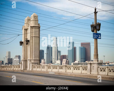 2nd Street Bridge mit Skyline von Los Angeles Stockfoto