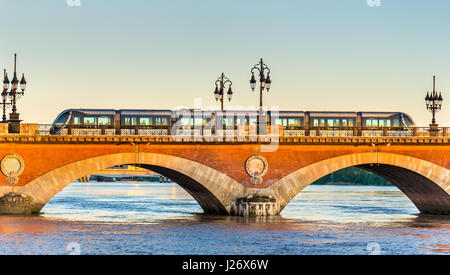 Straßenbahn auf der Brücke Pont de Pierre in Bordeaux - Frankreich, Gironde Stockfoto