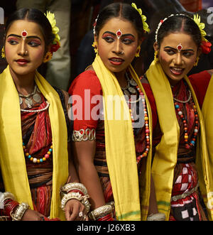 Indische Tanzgruppe aus Assam gekleidet in traditioneller Tracht auf der Sarujkund Craft Fair in Haryana in der Nähe von Delhi, Indien. Stockfoto