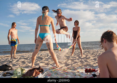 Freunde, die zusammen hängen an einem Strand Stockfoto