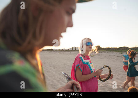 Freunde Musizieren am Strand Stockfoto